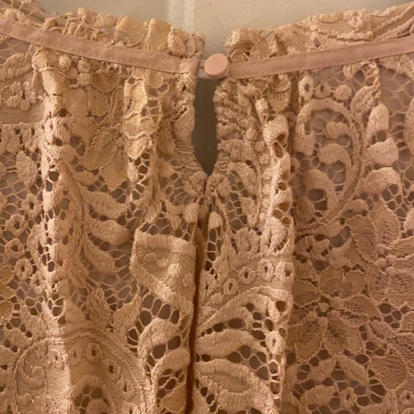 😊FREE😊W/ $35 Purchase - THE LOFT pink tank w/ a keyhole opening on the back - Picture 2 of 9